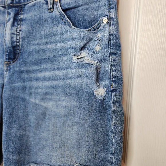 Seven7 Jean Bermuda Shorts Distressed Size 16 Light Blue Wash - Picture 2 of 9